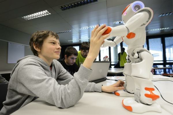 Швейцарские роботы появились в школьных классах